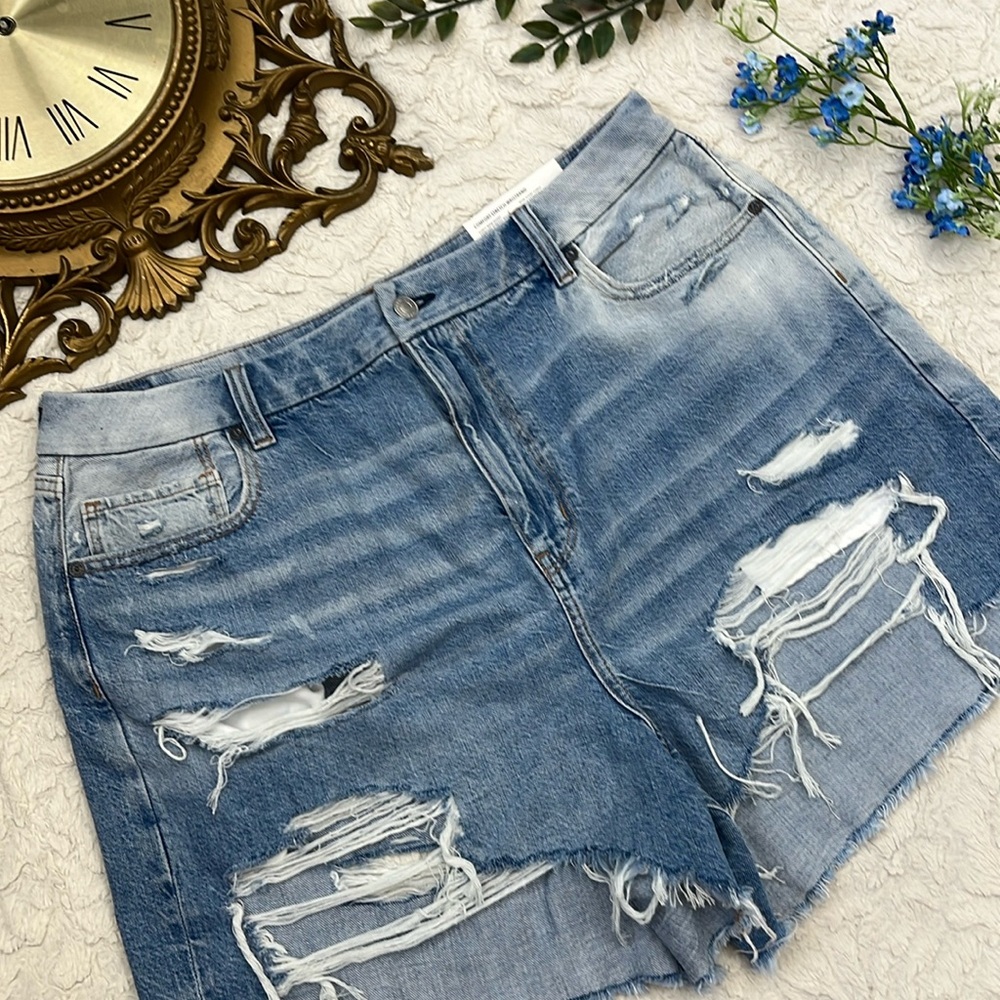 NWT American Eagle Curvy Mom Jean Shorts - Picture 2 of 5